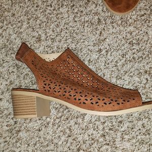 Womens peekaboo sandals. American Eagle.